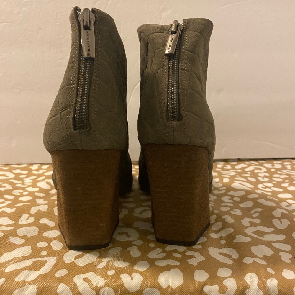 Vince Camuto Elegant grey faux alligator croc Textured Women's Ankle Boots 8.5 - Picture 4 of 5